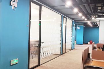 中小企業(yè)辦公室玻璃隔斷如何做到省錢又大氣-秉帝玻璃隔斷