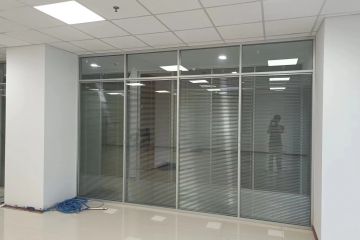 讓你的辦公室瞬間升級(jí),玻璃百葉隔斷墻來啦