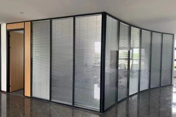 這種辦公室玻璃百葉隔斷墻不僅滿足了美觀,還很實(shí)用