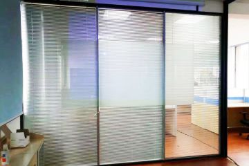 辦公室含百葉玻璃隔斷：打造開放式辦公空間的絕佳選擇！