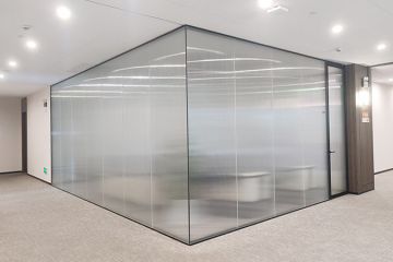 創(chuàng)意玻璃隔斷，定義空間新格局-長虹玻璃隔斷為辦公室隔斷創(chuàng)造個性隔斷