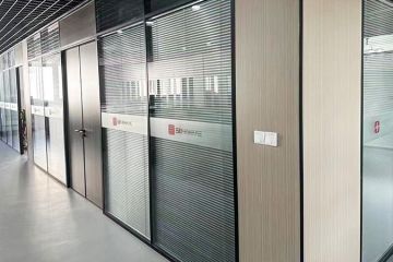 雙層玻璃隔斷中間百葉-實用與美觀的完美結(jié)合-秉帝隔斷
