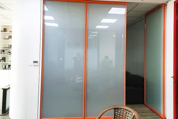 打造現(xiàn)代化實驗室,超白霧化調(diào)光玻璃隔斷不可或缺