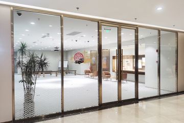 辦公室玻璃隔斷金屬框架材質(zhì)哪種好